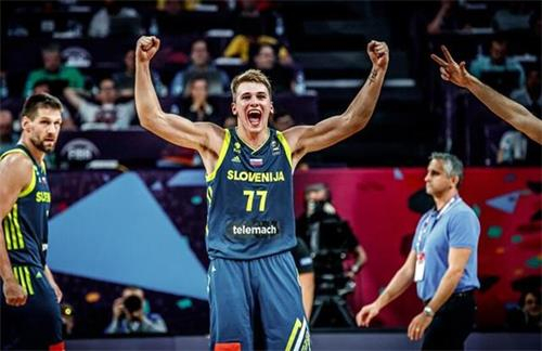 美记：独行侠本赛季仍想保持竞争力，并不急于交易浓眉（美媒：独行侠本季优先保持竞争力，暂不急于交易安东尼·戴维斯）