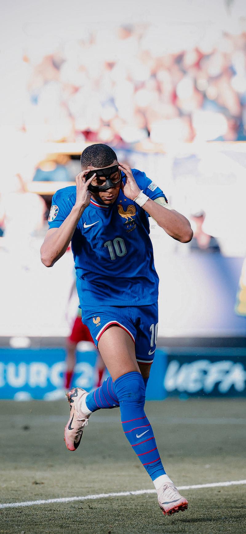 太阳报：萨拉赫今天驾驶劳斯莱斯离开训练基地，面无表情（太阳报：萨拉赫今日开劳斯莱斯驶离训练基地，表情冷峻）