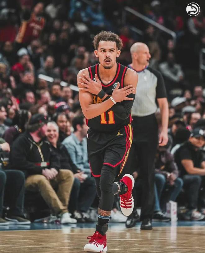 沙特联战报：本泽马破门，十人吉达联合2-1利雅得体育（沙特联赛战报：本泽马建功，十人吉达联合2-1击败利雅得体育）