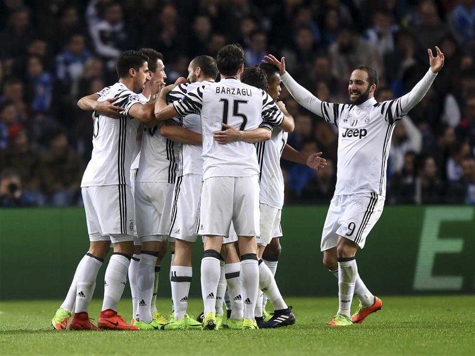 左肩挫伤！里弗斯：AJ·格林参加了一小段训练 后续状态还需观察（AJ·格林左肩挫伤，里弗斯：仅短暂参与训练，后续状态待观察）