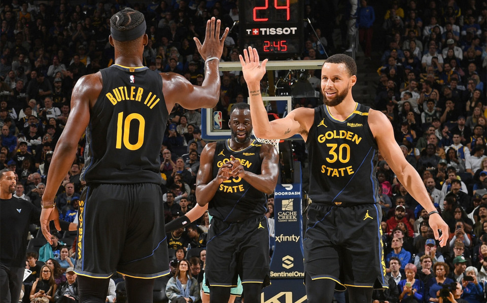 克莱携妻女驾船游湾区迎圣诞（克莱与妻女乘船畅游湾区喜迎圣诞）