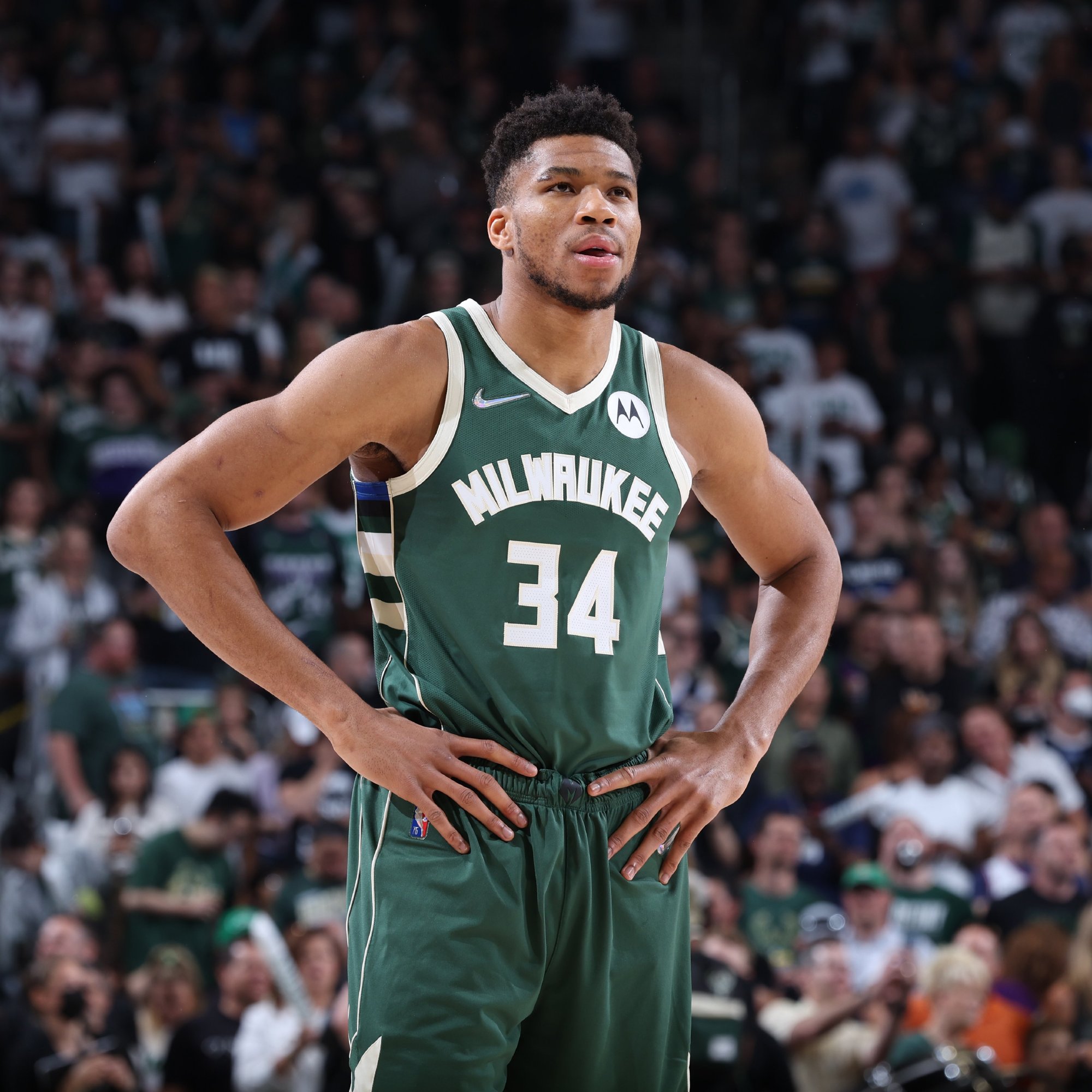 中超转会市场：广州队签下新前锋,（广州队引进新前锋，中超转会市场再起波澜）