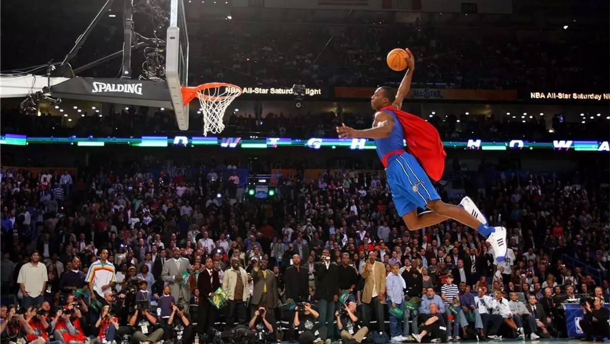 大洛佩斯在比赛中连续命中三分球，他的表现成为（大洛佩斯连中三分，惊艳全场）