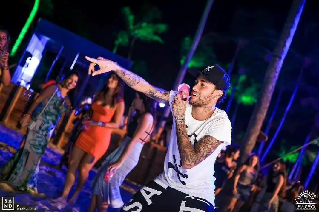 佛罗伦萨主帅：先踢完这场再考虑意甲，我们需要赢球提升士气（佛罗伦萨教头：这场打完再谈意甲，必须用胜利提振士气）