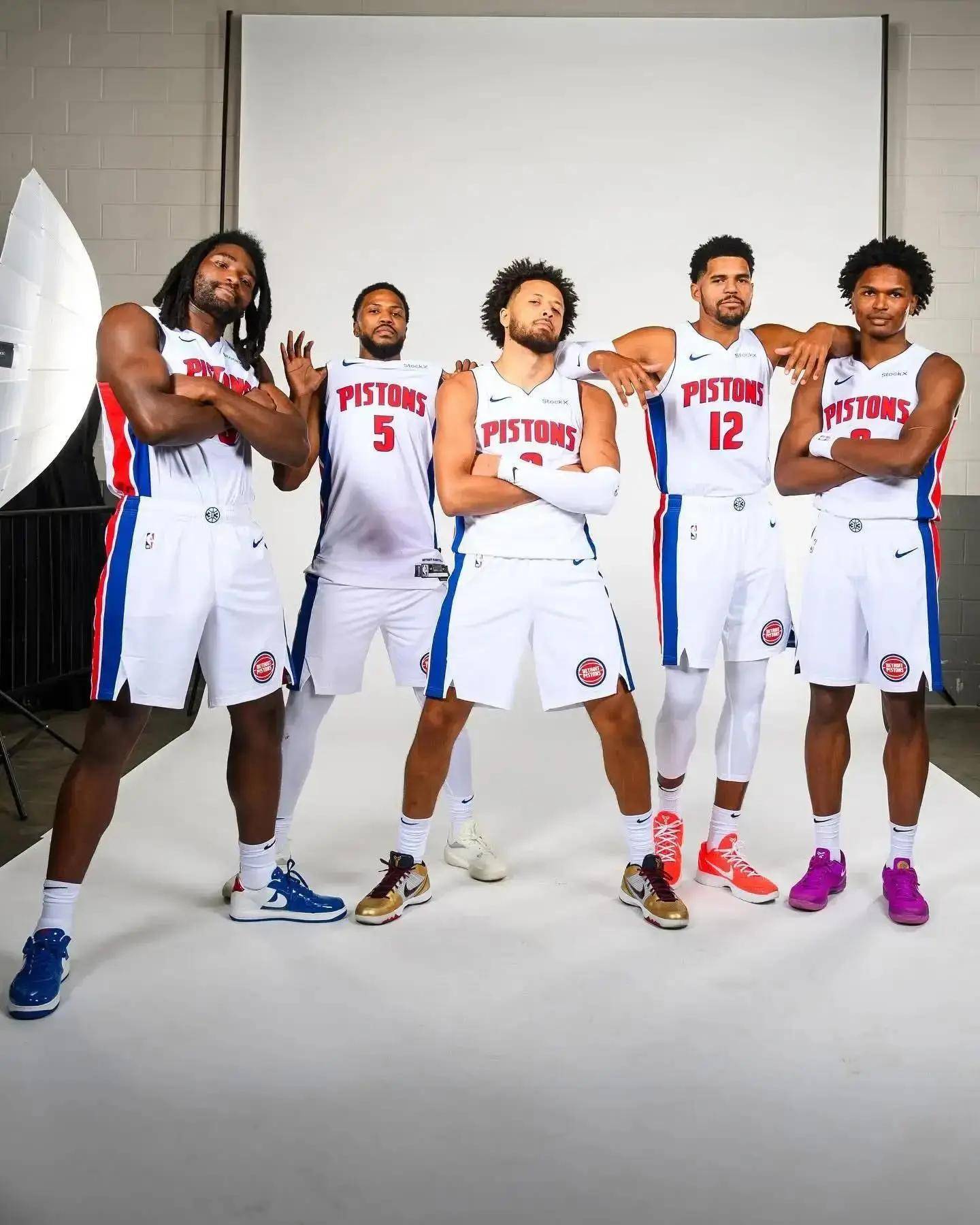 克里斯意外被换下场，赛场悬念陡生（克里斯突然被换，战局悬念陡增）