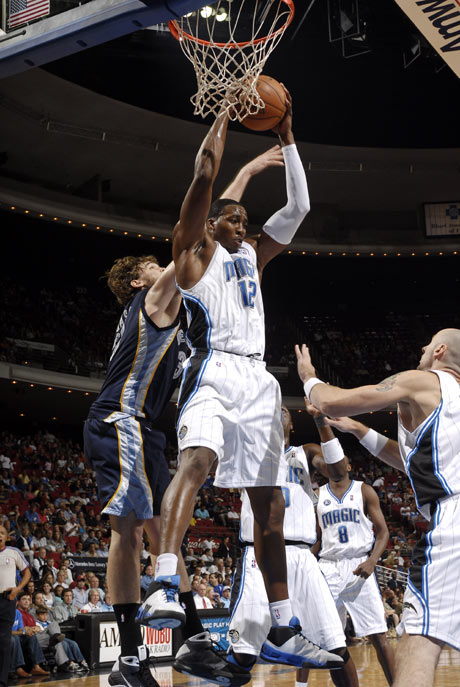 国脚助攻完成制胜球，球迷沸腾（国脚妙传造就制胜一球，球迷沸腾）