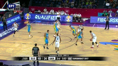 火药味！陶汉林垫脚纪卓违体犯规引刘维伟暴怒 冲到球场内质疑裁判吃T（赛场火药味十足：陶汉林疑似垫脚、纪卓违体，刘维伟怒闯场内质疑判罚被判技犯）