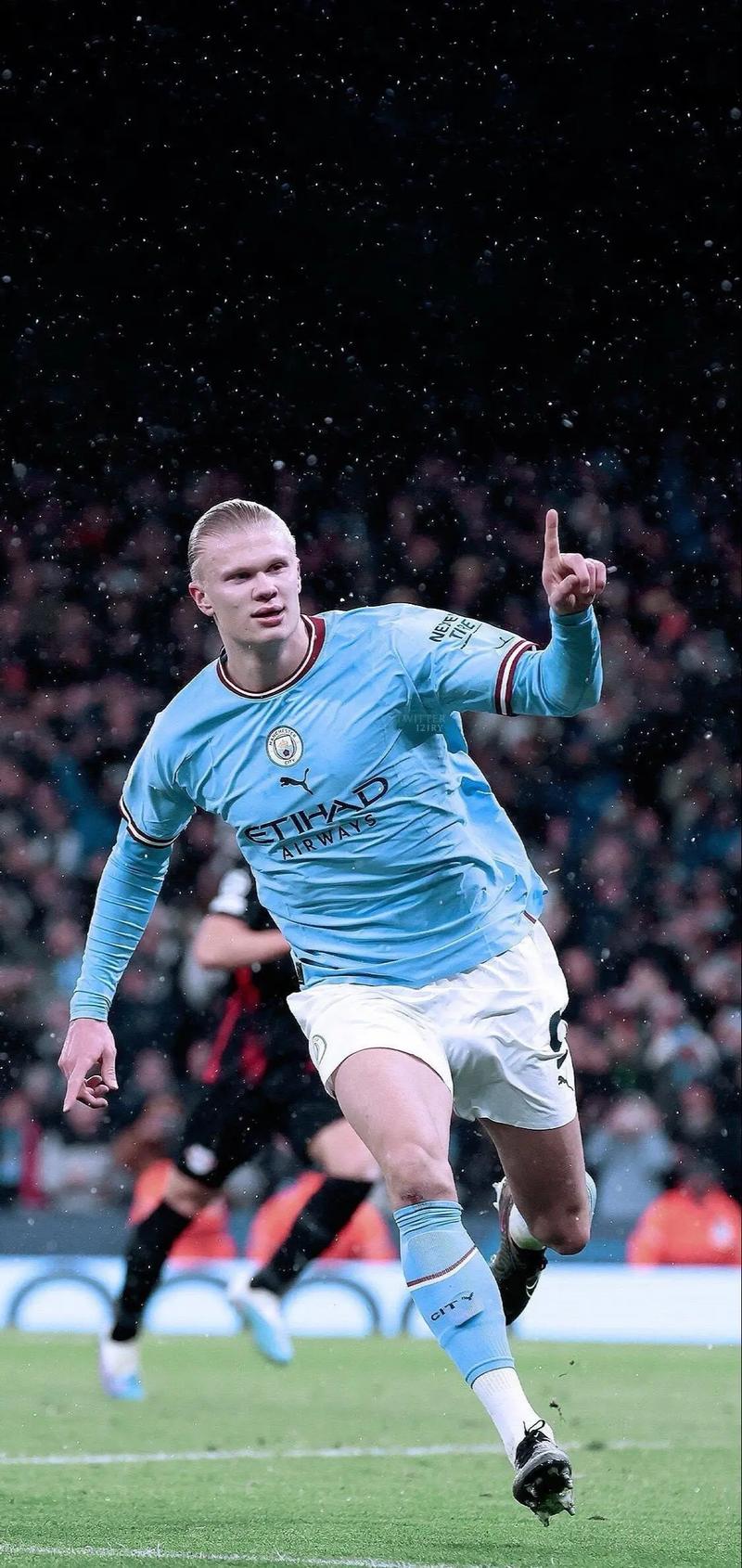 上海篮球新星闫鹏飞：32岁老将的潜力赛精彩表现（上海篮球悍将闫鹏飞：32岁老将在潜力赛中大放异彩）