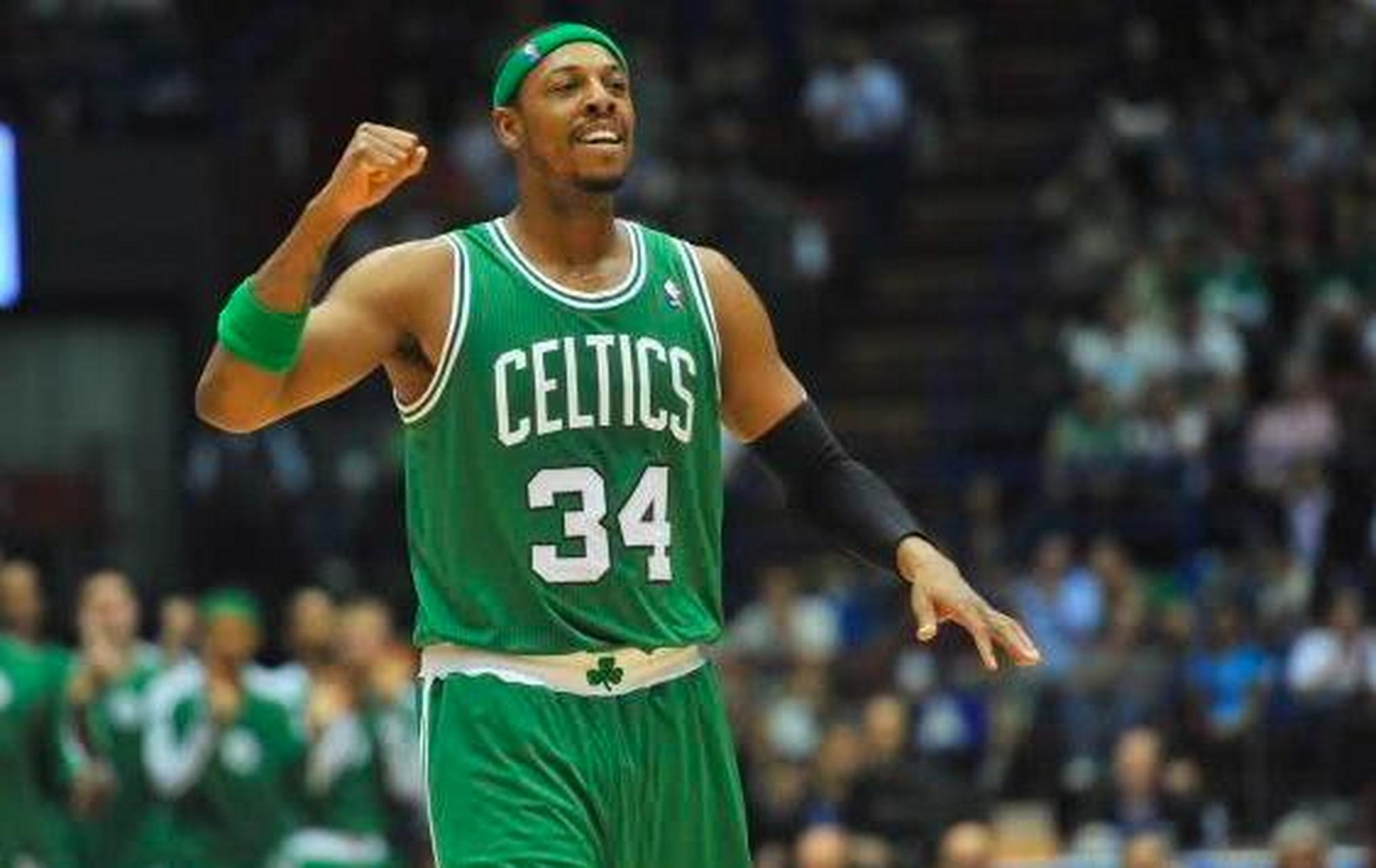 球员赛后把球鞋送给小球迷（赛后球员将球鞋赠与小球迷）