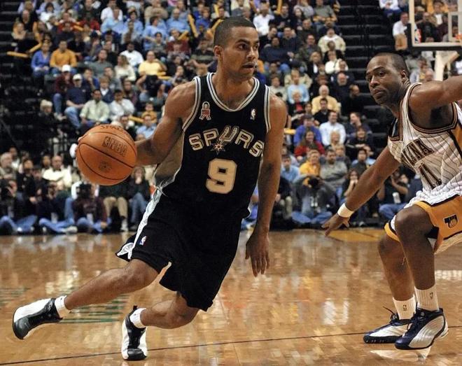 斯卢茨基：遗憾连续两年错失冠军，我们有时只能用2-3名外援（斯卢茨基：连续两季无缘桂冠成憾，球队一度仅能上2-3名外援）