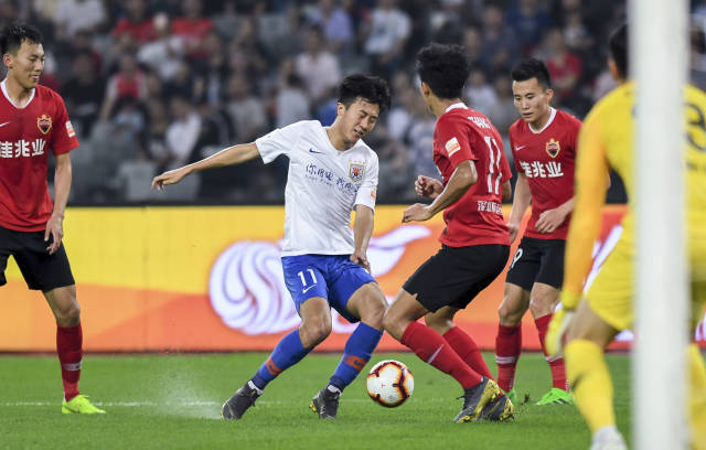 吉拉西多特生涯欧冠已打入15球，队史仅次于罗伊斯和莱万（吉拉西多特欧冠生涯斩获15球，队史射手榜仅逊罗伊斯与莱万）