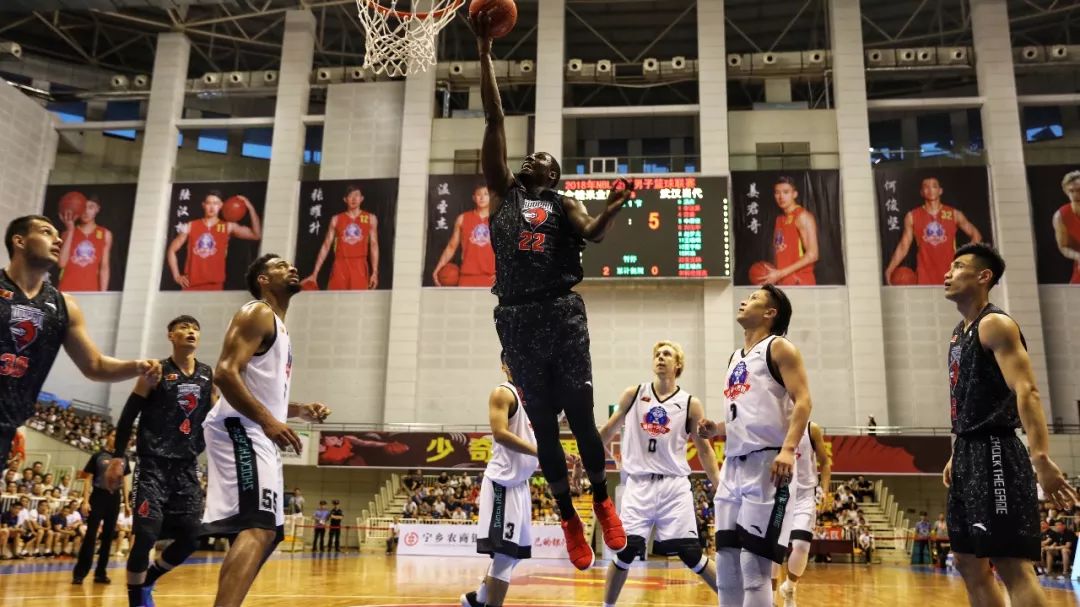 海廷加：奥斯梅恩和伊布、德罗巴一样强大，始终是一个威胁（海廷加：奥斯梅恩与伊布、德罗巴同级，始终充满威胁）