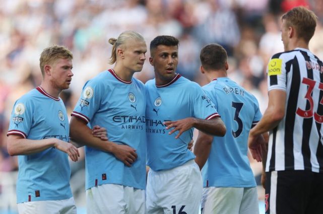 波兰对阵荷兰世预赛中，有球迷向场内投掷烟火迫使比赛被中断（世预赛波兰战荷兰，球迷投掷烟火致比赛中断）