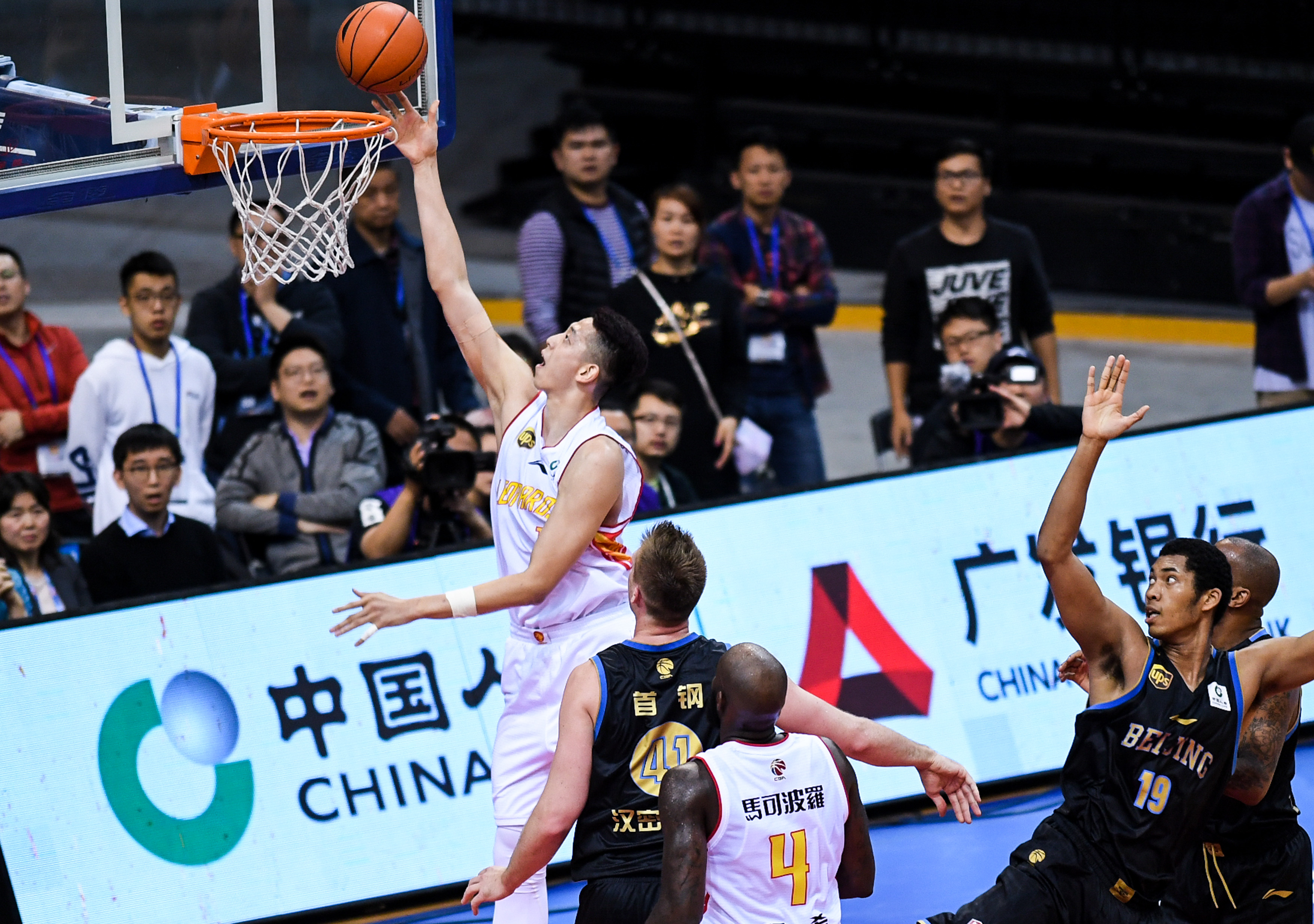 表现拉跨！加兰半场三分10中0，仅有一个运动战进球（状态低迷！加兰半场三分10投0中，仅命中一次运动战投篮）