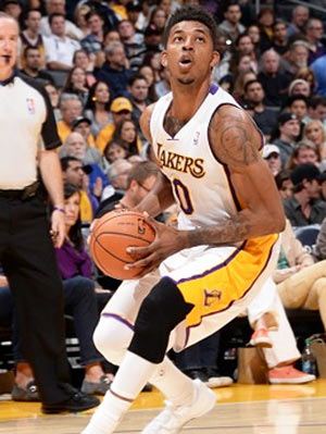 魔鬼主场！拜仁在欧冠小组赛／联赛阶段主场已连续37场不败（拜仁主场如堡垒：欧冠小组赛与联赛已连续37场不败）