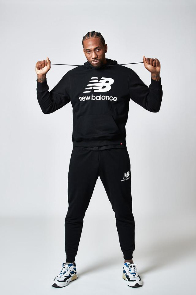 球员倒地救球拼劲十足（球员飞身倒地奋力救球）