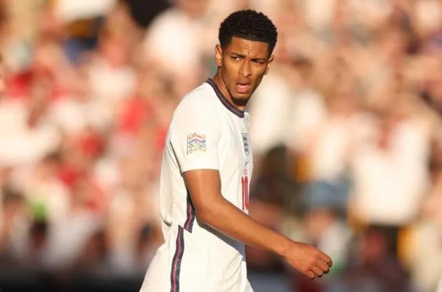 黄蜂队的新打法以快速反击和精准传球为主，这种（黄蜂队推新战术：以高速反击与精确传球为核心）