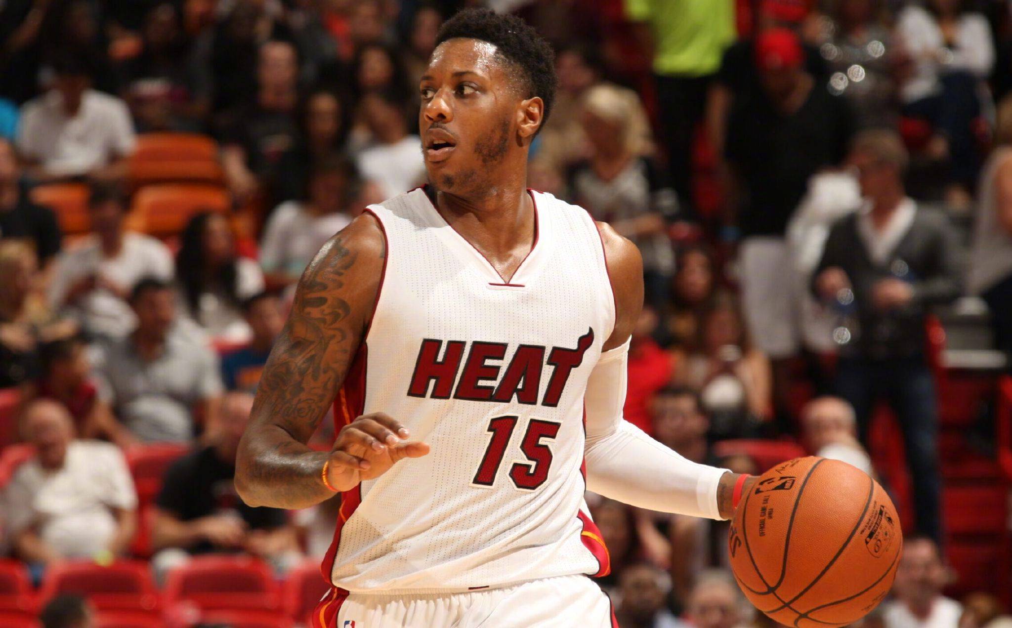 文班谈进攻选择的改进：主动冲击篮筐，不能轻易后仰跳投（文班谈进攻调整：更主动攻筐，避免轻易后仰跳投）