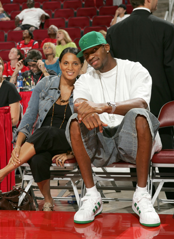 杰伦·约翰逊成老鹰队史常规赛首位单场拿15+15+15球员（队史首人！杰伦·约翰逊常规赛单场15+15+15）