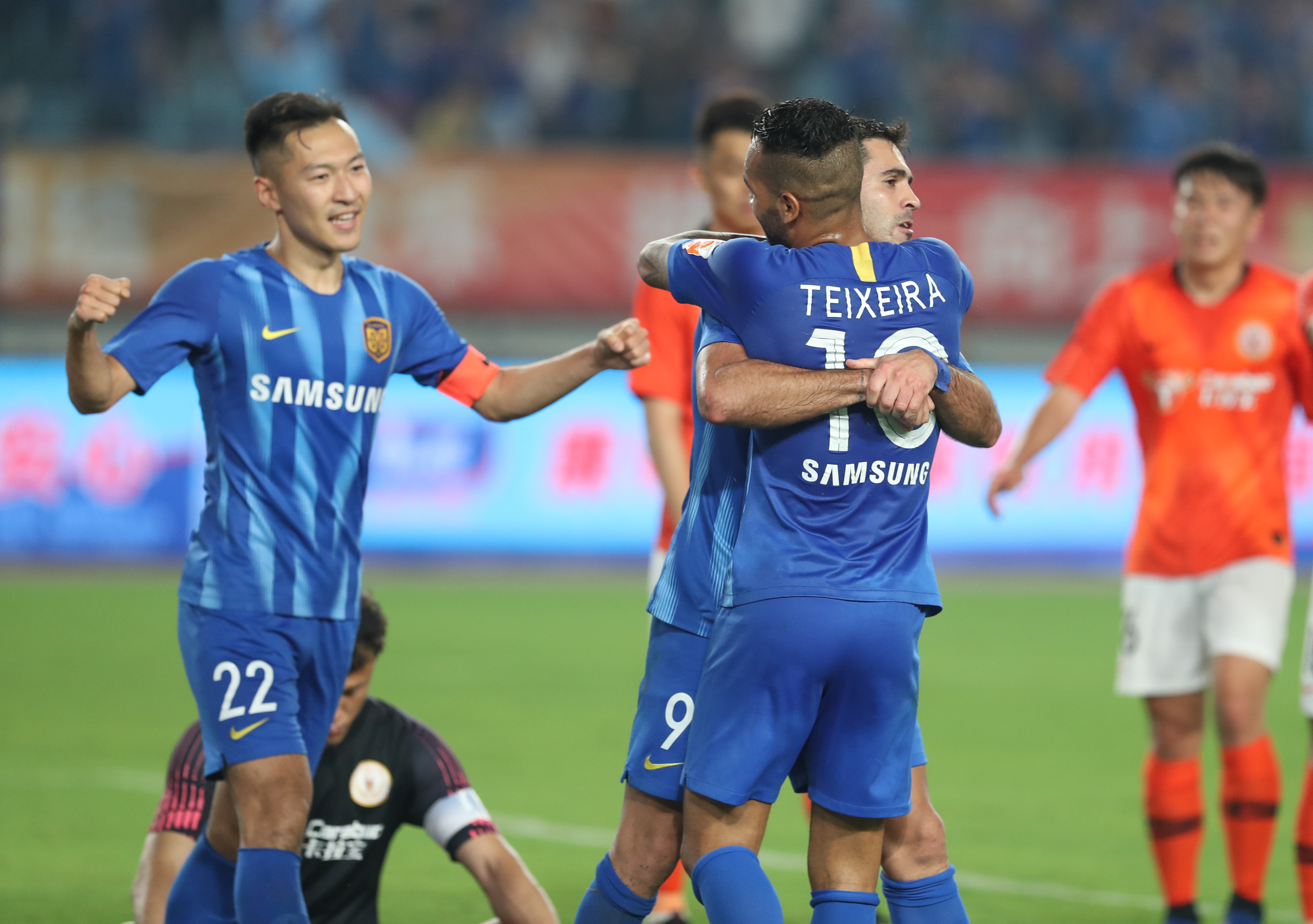 马雷斯卡：下半场球队本应进更多球，裁判判罚尺度让我很不满（马雷斯卡：下半场本该收获更多进球，对裁判吹罚尺度十分不满）