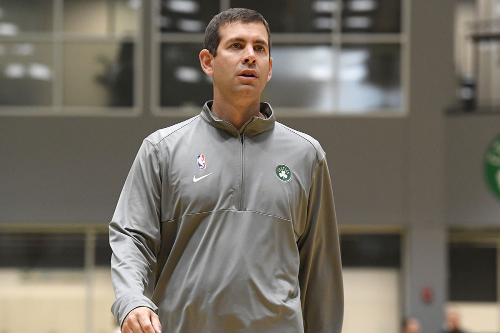 亚精英赛半场：路易斯失单刀+补射中柱，申花暂0-0广岛（亚精英赛半场战报：路易斯单刀失机又补射中柱，申花暂与广岛0-0）