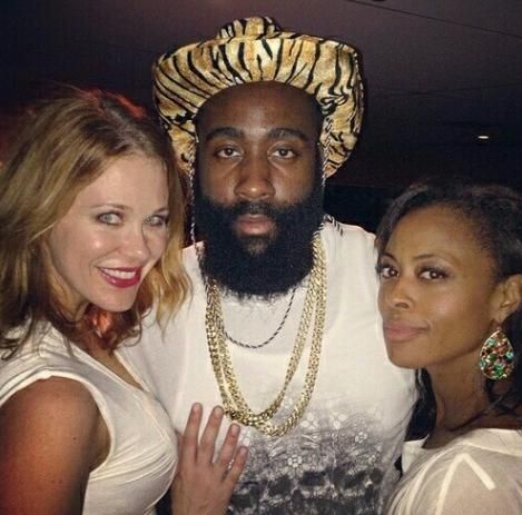 亚冠激战：柔佛VS上海海港，收官之战谁能笑傲？（亚冠终章：柔佛迎战上海海港，谁将笑到最后？）