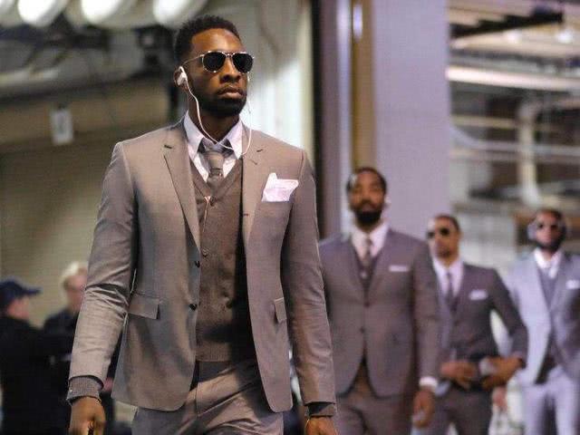 76人队记：庄神右膝扭伤，本场比赛不会回归（76人记者：庄神右膝扭伤，本场不再出战）