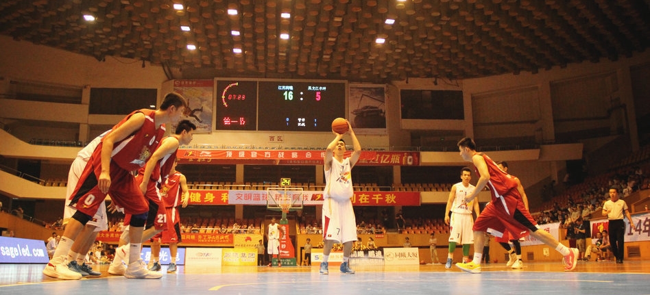 足球国足U21集训营启动，未来之星云集（国足U21集训营开营，青年才俊齐聚）